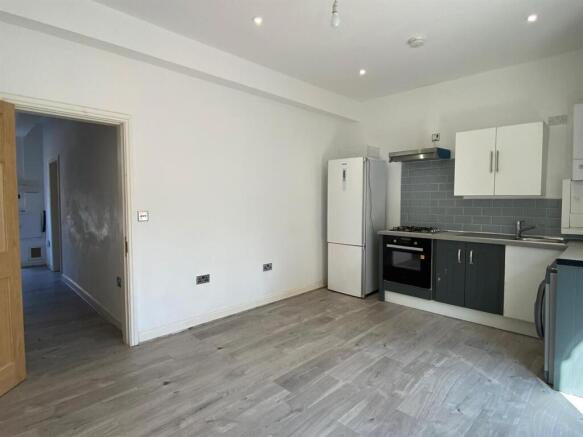4 bed Terraced to rent Image 6