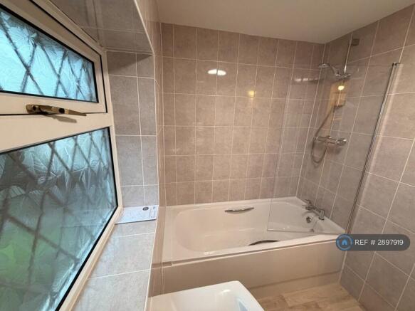 3 bed Semi-Detached to rent Image 8