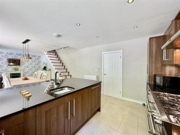 4 bed Detached for sale Image 10