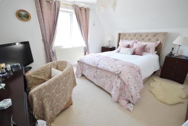 4 bed Detached for sale Image 9