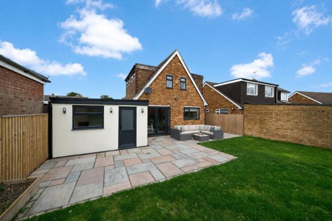Five Oaks, Caddington, LU1 photo 4