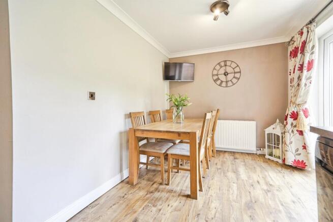 4 bed Detached for sale Image 8