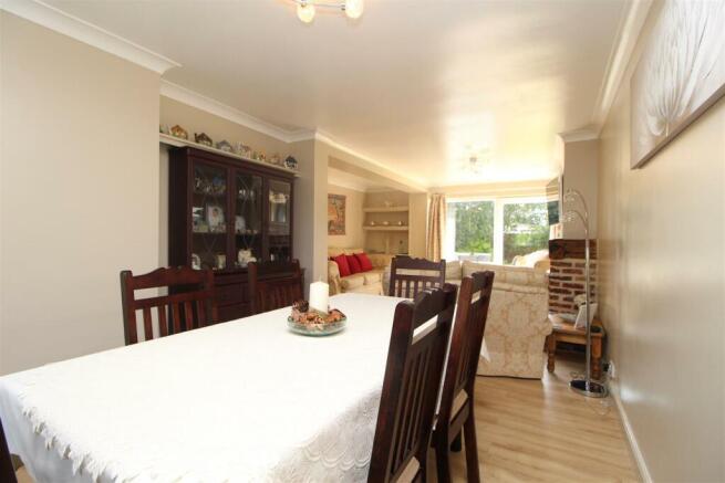 LOUNGE / DINING ROOM