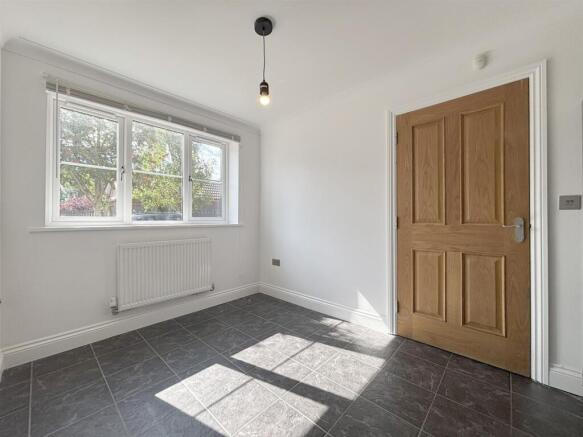 4 bed End of Terrace to rent Image 2