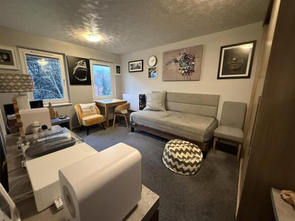 LOUNGE/BEDROOM