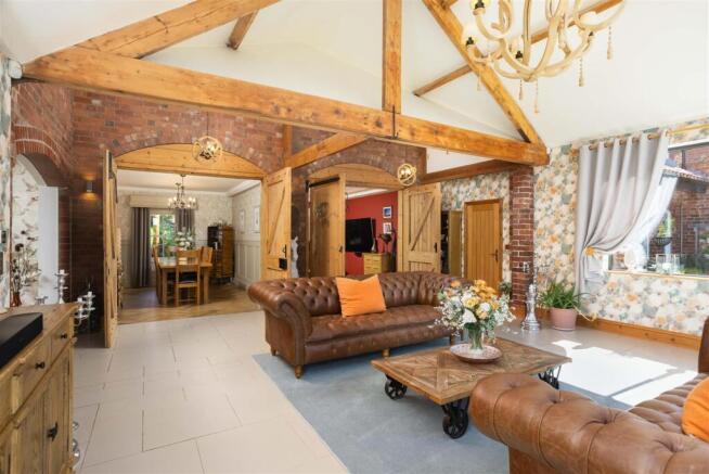 5 bed Detached for sale Image 8