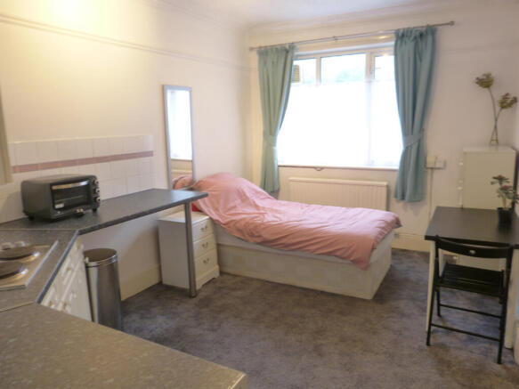 Bedsit to rent Finchley Road, London NW11 7RX