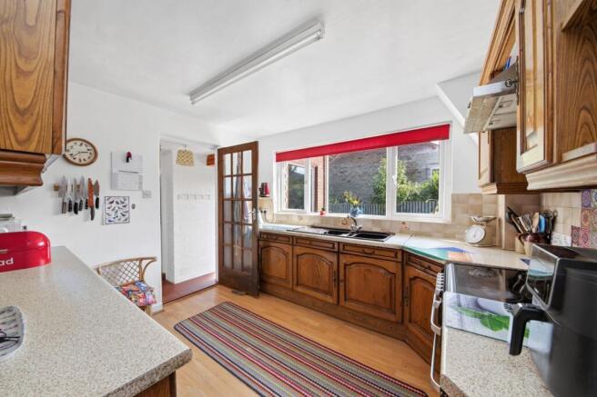 5 bed Detached for sale Image 7