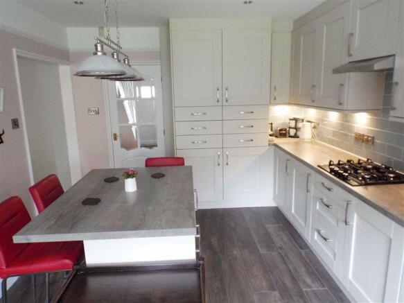 KITCHEN-BREAKFAST ROOM:
