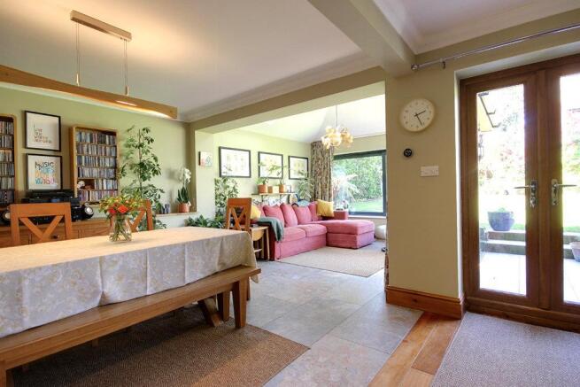5 bed Detached for sale Image 11