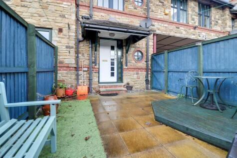 Wellfield Court, Marsh, Huddersfield, West Yorkshire, HD3