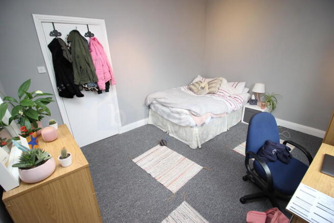 8 bed House Share to rent Image 12