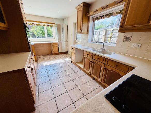 5 bed Detached to rent Image 7