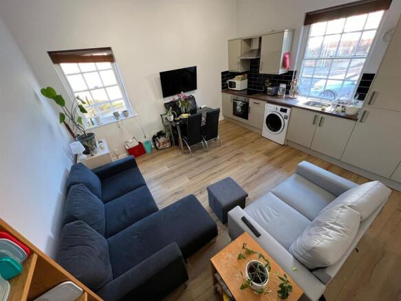4 bed Semi-Detached to rent Image 7