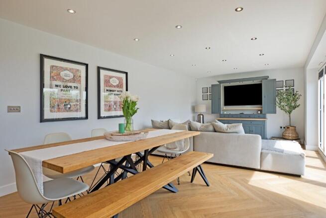 5 bed Detached for sale Image 10