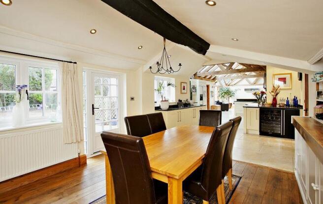 LIVING/DINING KITCHE
