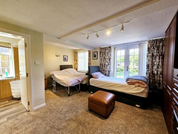 5 bed Detached for sale Image 11