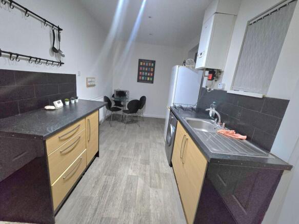 4 bed Semi-Detached to rent Image 5