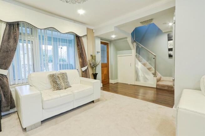 5 bed Detached for sale Image 7