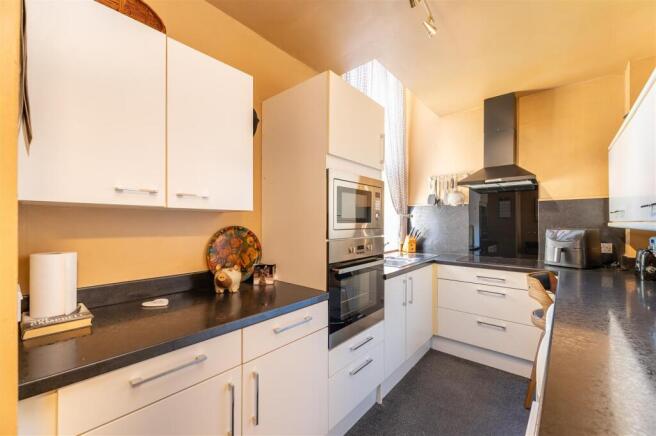 2 bed Apartment for sale Image 4