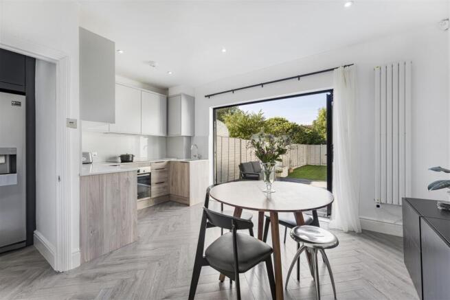 Kitchen & Dining