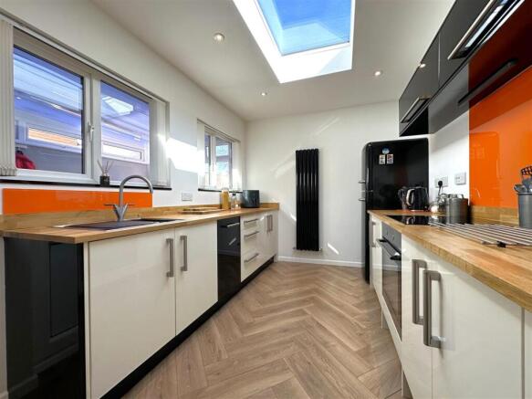 Stylish Kitchen With Roof Lantern 906