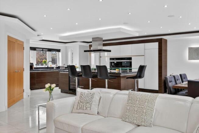 5 bed Detached for sale Image 9