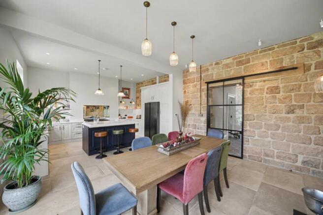 6 bed Semi-Detached for sale Image 6