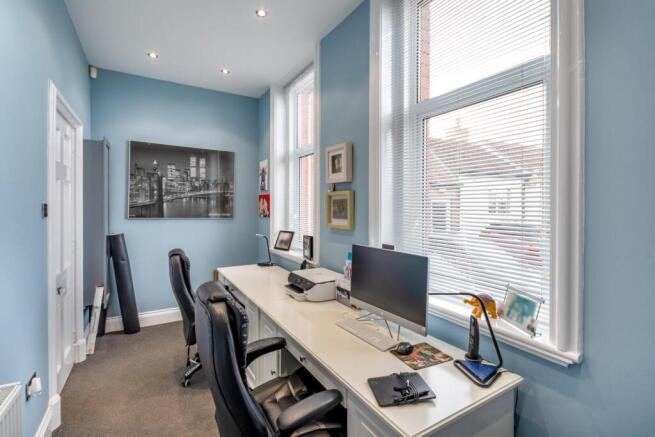 5 bed Link Detached House for sale Image 9