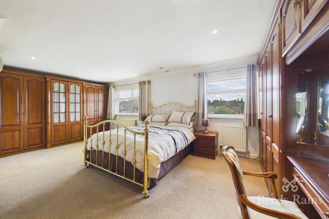 4 bed Detached for sale Image 5