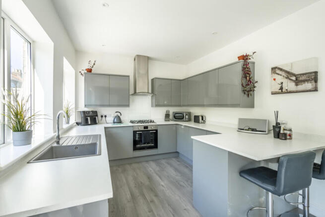 4 bed Semi-Detached for sale Image 4