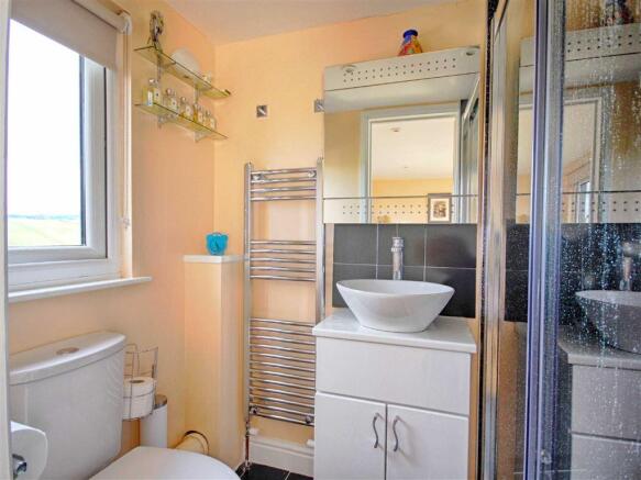 EN-SUITE SHOWER ROOM