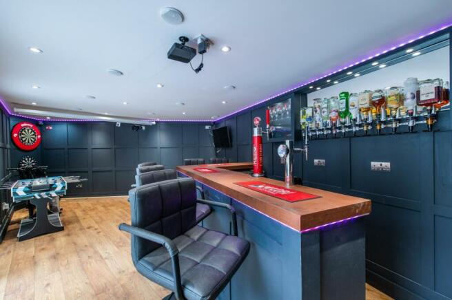 Garden Bar/Games Room