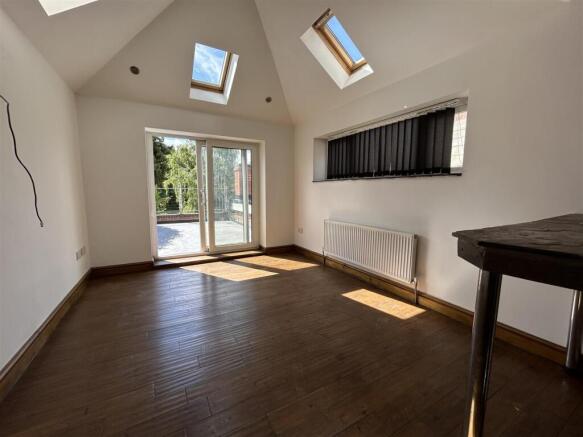 5 bed Semi-Detached to rent Image 7