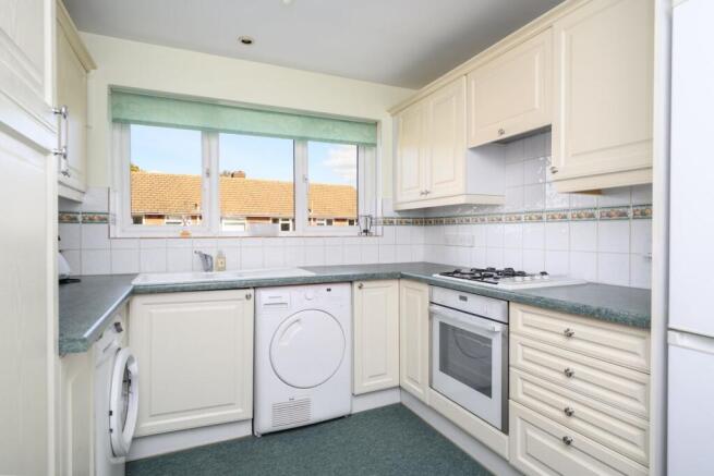 Havers Avenue, Hersham Village, KT12 photo 4