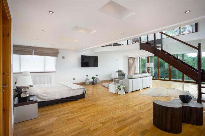 5 bed Detached for sale Image 10