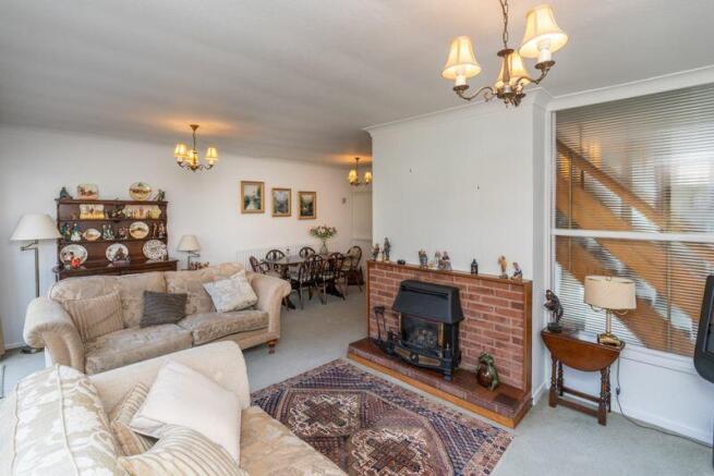 L SHAPED LOUNGE/DINING ROOM