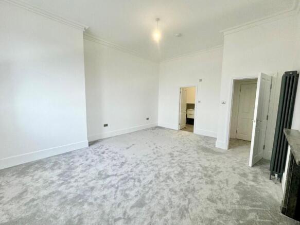 2 bed Penthouse to rent Image 6