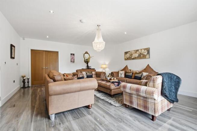 6 bed House for sale Image 11