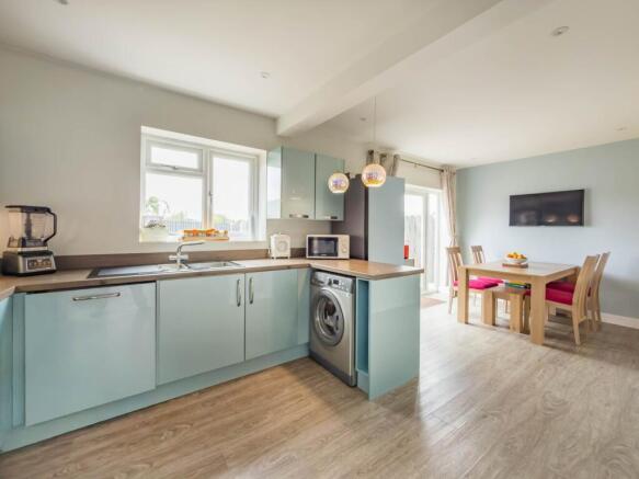 4 bed Semi-Detached for sale Image 4