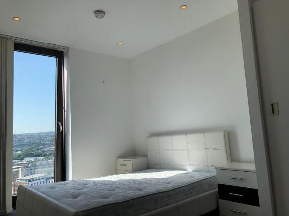 2 bed Apartment to rent Image 4