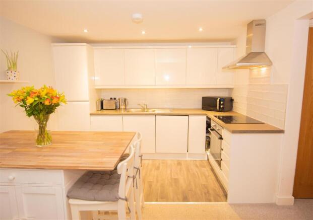 2 bed Apartment to rent Image 2