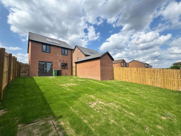 3 bed Detached to rent Image 12