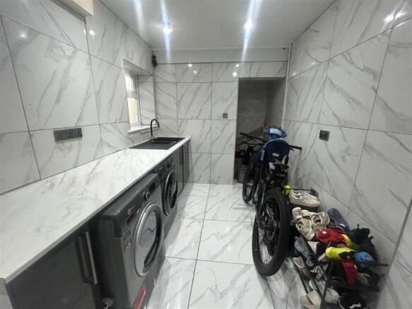 GARAGE & UTILITY