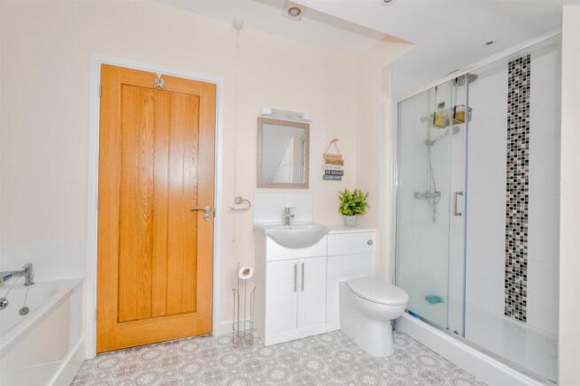 EN-SUITE BATHROOM