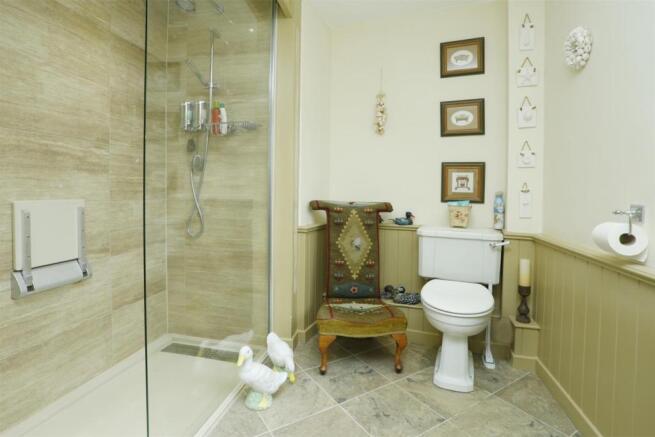 FAMILY SHOWER ROOM