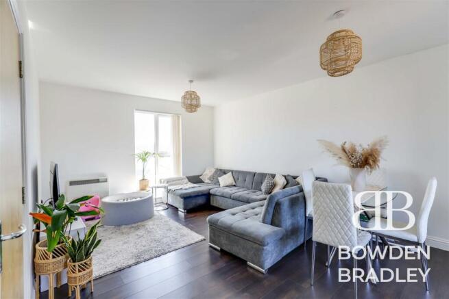 Lounge/Dining