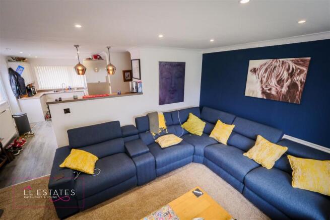 Lounge 2.jpg
