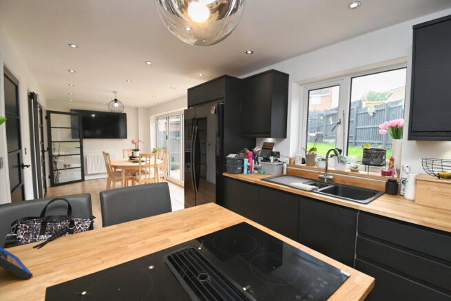 5 bed Detached for sale Image 6