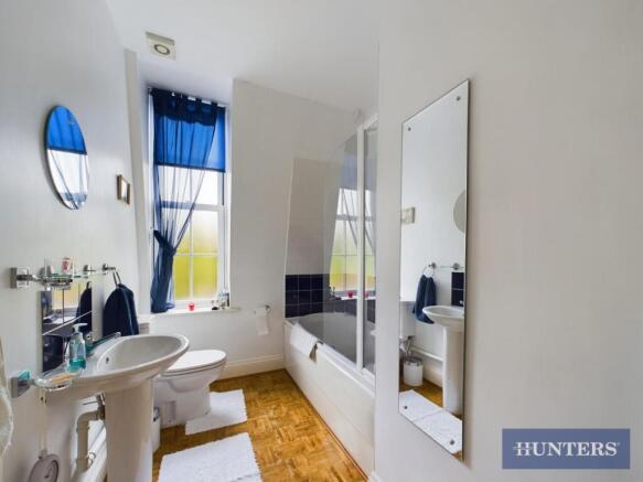 2 bed Apartment to rent Image 11